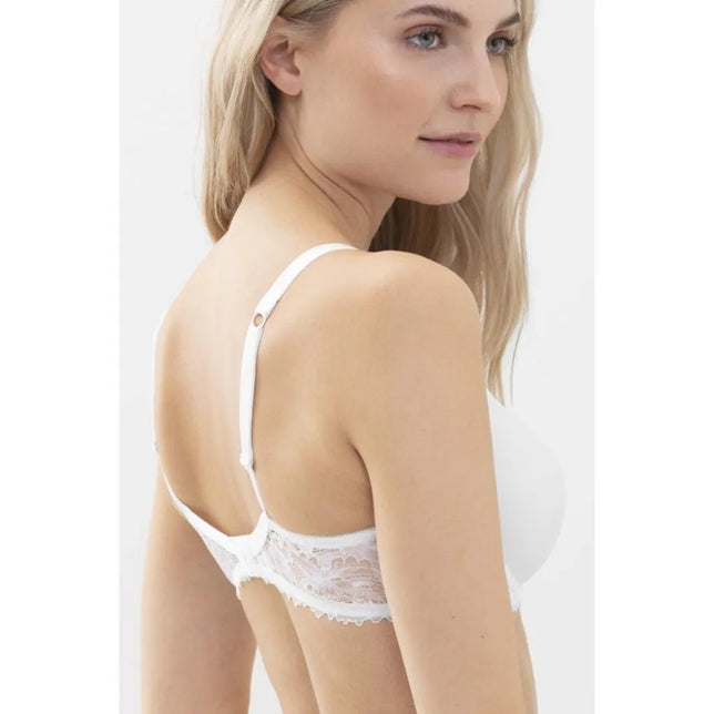 Mey dames spacer-bh 74285 in wit, gedragen door een model, met gladde cups, verstelbare bandjes en kanten rug. - Jambelles