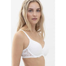 Model draagt de ivoorwitte Mey dames spacer-bh 74285 met voorgevormde cups, kanten rand en bijpassende slip. - Jambelles