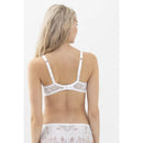 Model draagt de ivoorwitte Mey dames spacer-bh 74285 met voorgevormde cups, kanten rand en bijpassende slip. - Jambelles