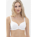 Model draagt de ivoorwitte Mey dames spacer-bh 74285 met voorgevormde cups, kanten rand en bijpassende slip. - Jambelles