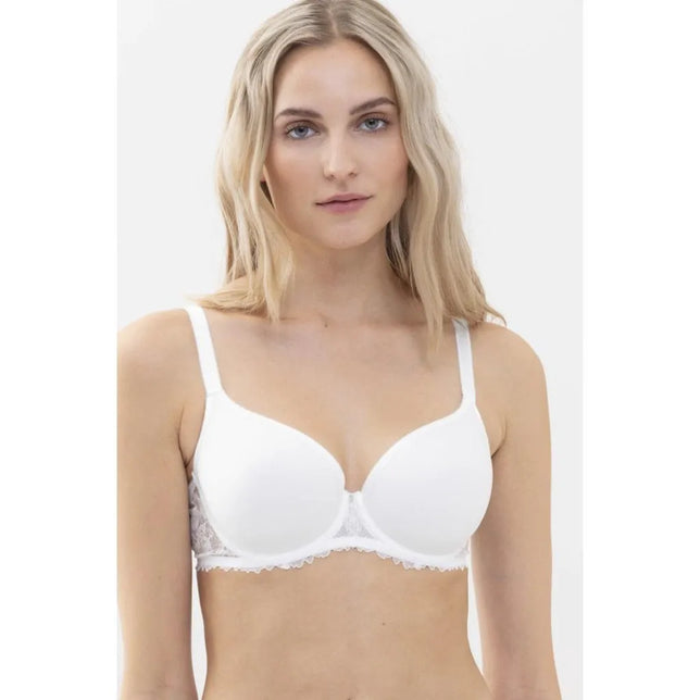 Model draagt de witte Mey dames spacer-bh 74285 met gladde cups, verstelbare bandjes en kanten details. - Jambelles