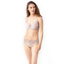 Model draagt de ivoorwitte Mey dames spacer-bh 74285 met voorgevormde cups, kanten rand en bijpassende slip. - Jambelles