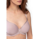 Model draagt de ivoorwitte Mey dames spacer-bh 74285 met voorgevormde cups, kanten rand en bijpassende slip. - Jambelles
