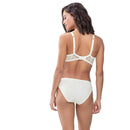 Model draagt de ivoorwitte Mey dames spacer-bh 74285 met voorgevormde cups, kanten rand en bijpassende slip. - Jambelles
