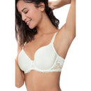 Model draagt de ivoorwitte Mey dames spacer-bh 74285 met voorgevormde cups, kanten rand en bijpassende slip. - Jambelles