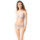 Model draagt de ivoorwitte Mey dames spacer-bh 74285 met voorgevormde cups, kanten rand en bijpassende slip. - Jambelles