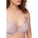 Model draagt de ivoorwitte Mey dames spacer-bh 74285 met voorgevormde cups, kanten rand en bijpassende slip. - Jambelles