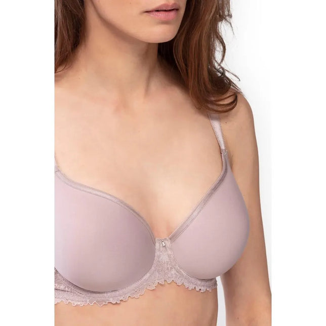 Mey dames spacer-bh 74285 in lichtroze, met gladde voorgevormde cups, verstelbare bandjes en kanten rand. - Jambelles