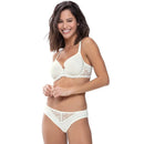 Model draagt de ivoorwitte Mey dames spacer-bh 74285 met voorgevormde cups, kanten rand en bijpassende slip. - Jambelles