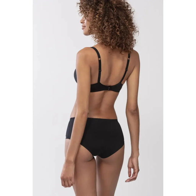 Mey dames Spacer Bra 74254 in zwart, achteraanzicht met verstelbare bandjes en haaksluiting, gedragen met hoge slip. - Jambelles