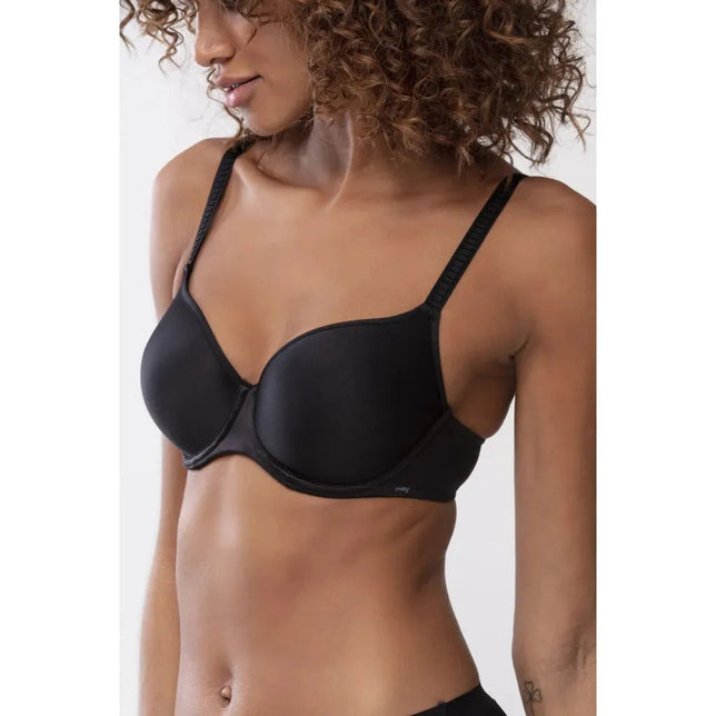 Model draagt de zwarte Mey dames spacer-bh 74254 met gladde voorgevormde cups, beugels en verstelbare bandjes. - Jambelles