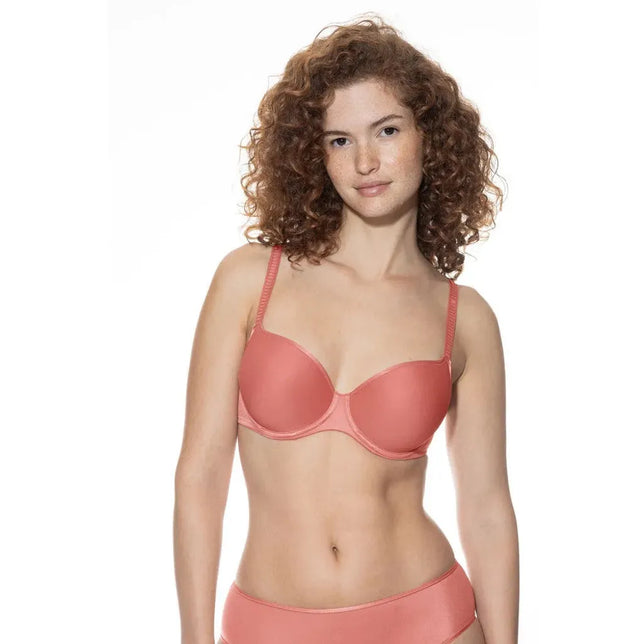 Model draagt Mey dames spacer-bh 74254 in koraalroze met gladde cups, beugels en verstelbare schouderbandjes. - Jambelles