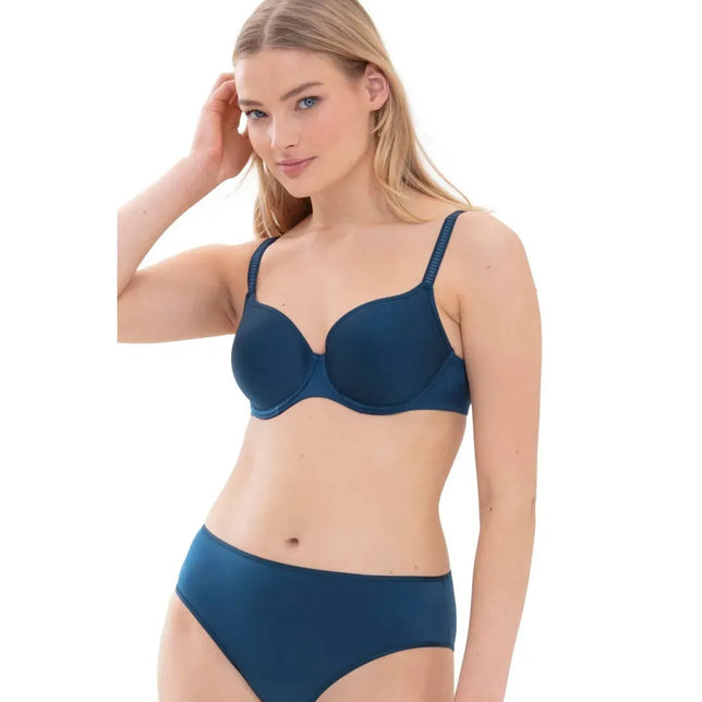 Model draagt de donkerblauwe Mey dames Spacer Bra 74254 met gladde cups, beugel, verstelbare bandjes en bijpassende slip. - Jambelles