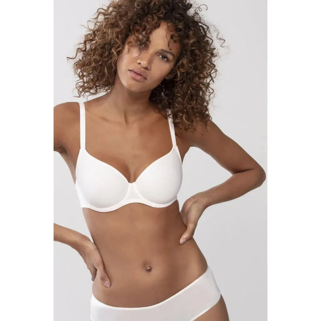Model draagt de witte Mey Dames BH Spacer Bra 74254 met gladde cups, beugels en smalle schouderbandjes. - Jambelles