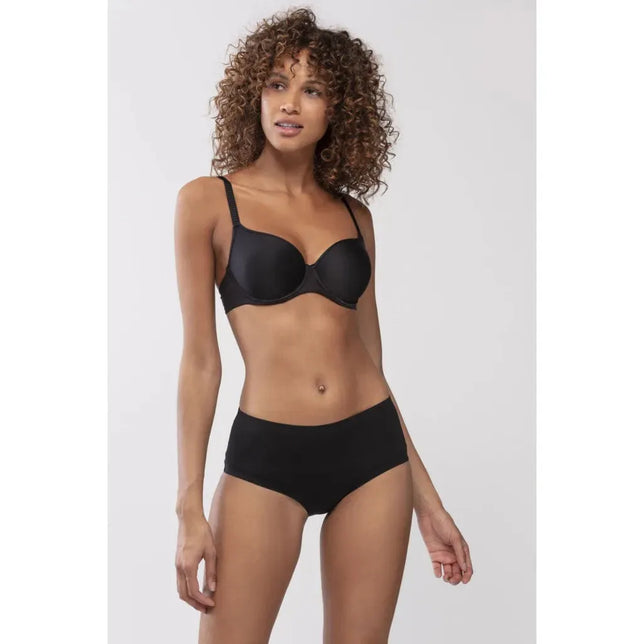 Model draagt de zwarte Mey dames Spacer Bra 74254 met gladde cups, beugels en verstelbare bandjes, met hoge slip. - Jambelles