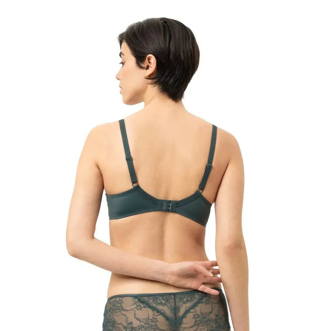 Achteraanzicht van model in donkergroene Mey dames beugel-bh 1350002 met verstelbare bandjes, haaksluiting en kanten slip - Jambelles