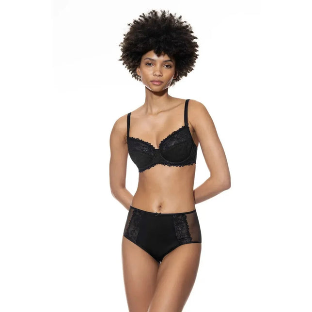 Model draagt de zwarte Mey Dames BH Wired Bra 1350002 met beugelcups, kanten details en verstelbare bandjes. - Jambelles