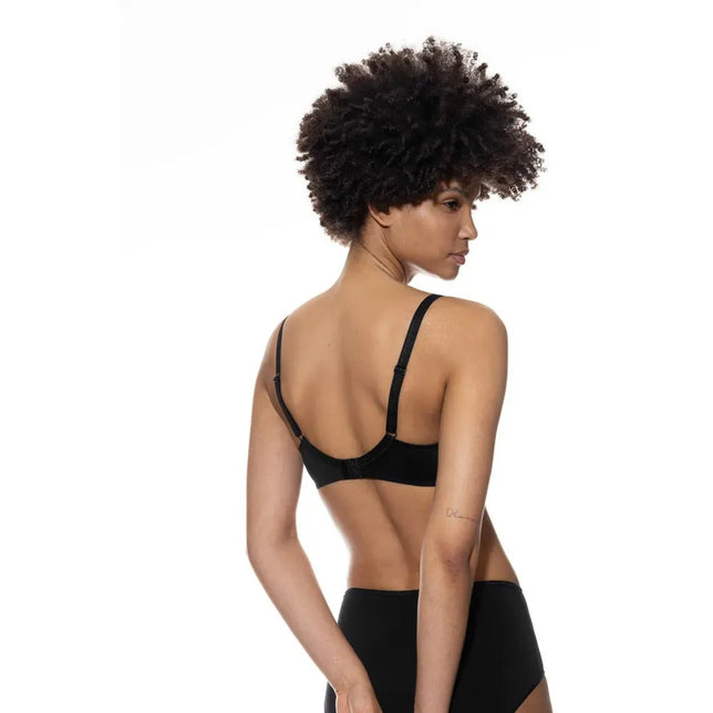 Model van achteren in zwarte Mey Dames BH Wired Bra 1350002 met verstelbare bandjes en haaksluiting. - Jambelles