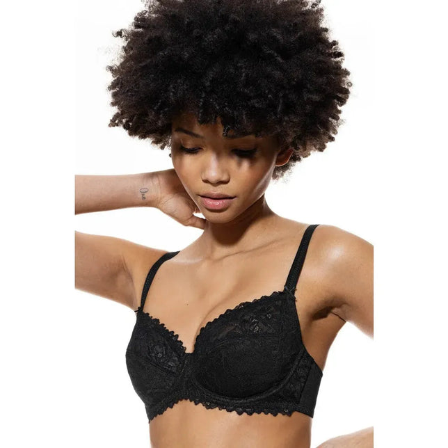 Model draagt de zwarte Mey Dames BH Wired Bra 1350002 met kanten beugelcups, geschulpte rand en verstelbare bandjes. - Jambelles