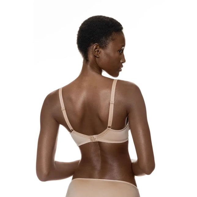 Mey dames beugel-bh 1350002 in beige, achteraanzicht met verstelbare schouderbandjes en haaksluiting. - Jambelles