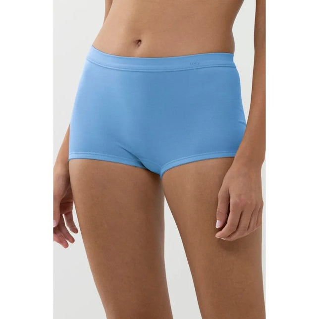 Mey dames boxer panty slip 59218 in lichtblauw, gedragen door een model, met glad ontwerp en subtiel logo op de tailleband. - Jambelles