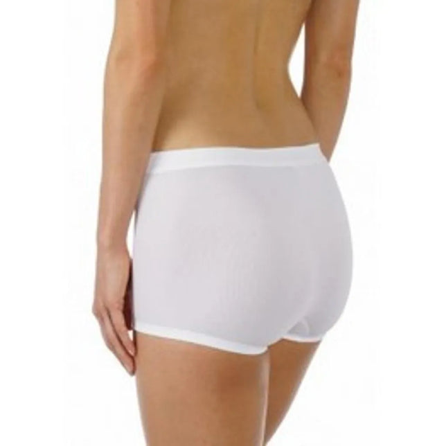 Achteraanzicht van Mey Dames Boxer Panty Slip 59218 in wit, met gladde tailleband en korte pijpjes. - Jambelles