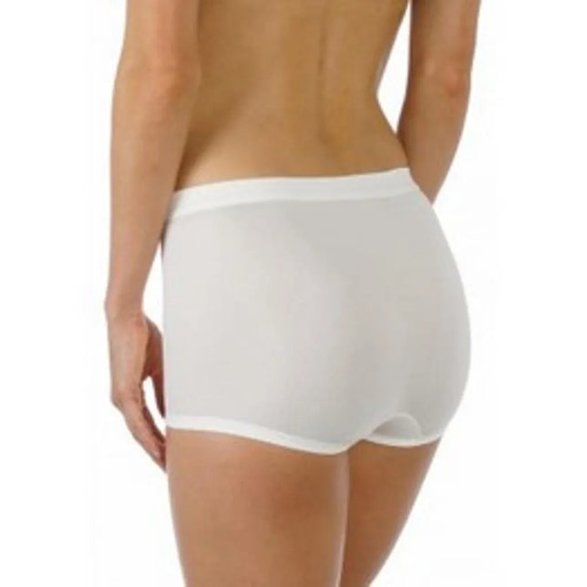 Mey dames boxer panty slip 59218 in wit, achteraanzicht met gladde stof, brede tailleband en korte pijpjes. - Jambelles