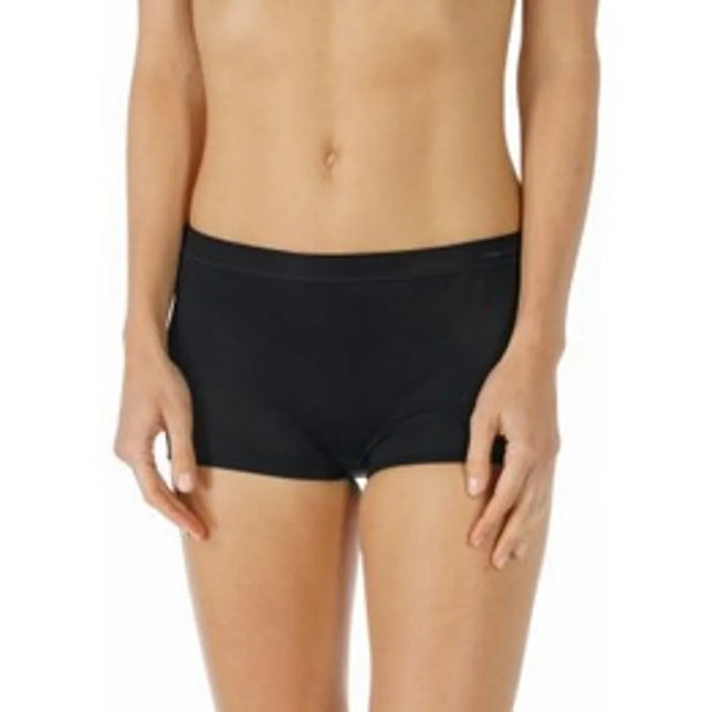 Model draagt de zwarte Mey dames boxer panty slip 59218 met gladde afwerking, brede tailleband en korte pijpjes. - Jambelles