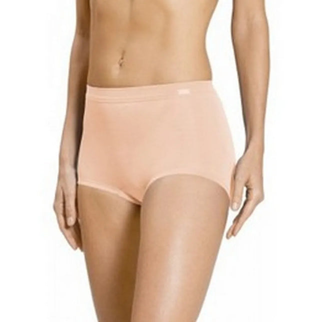 Model draagt de lichtroze Mey dames boxer panty slip 59218 met hoge taille, gladde stof en korte pijpjes. - Jambelles