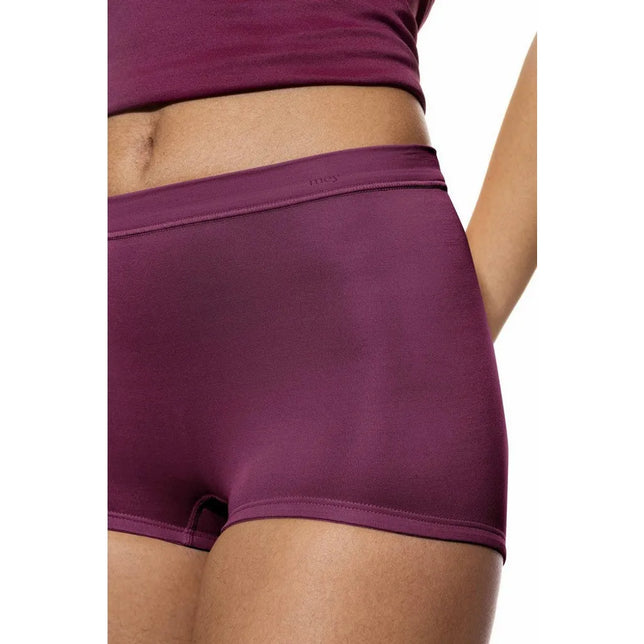 Mey dames boxer panty slip 59218 in bordeauxrood, met brede tailleband, korte pijpjes en subtiel logo. - Jambelles