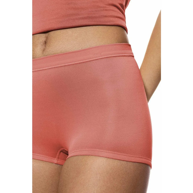 Mey dames boxer panty slip 59218 in koraalroze, met brede tailleband, subtiel logo en korte pijpjes. - Jambelles