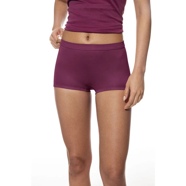 Model draagt de bordeauxrode Mey dames boxer panty slip 59218 met brede tailleband en glad, effen ontwerp. - Jambelles