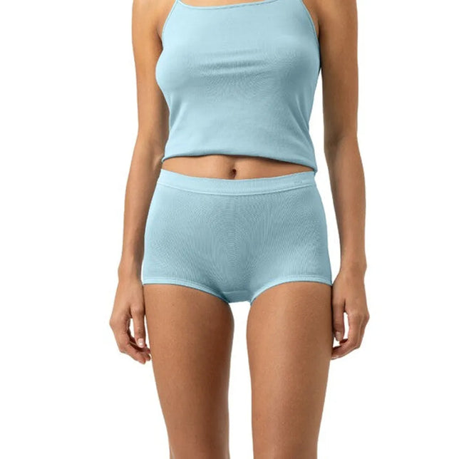 Model draagt de lichtblauwe Mey dames boxer panty slip 59218 met brede tailleband en korte pijpjes. - Jambelles