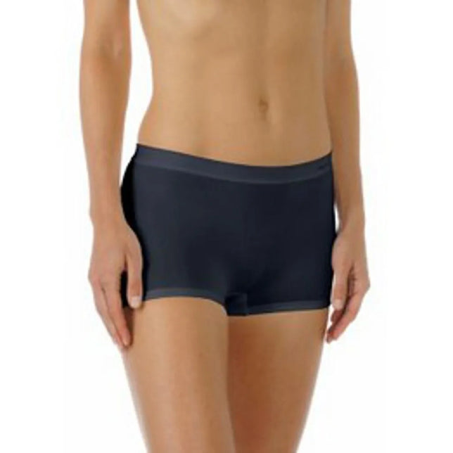 Mey dames boxer panty slip 59218 in donkerblauw, gedragen door een model, met gladde stof en brede tailleband. - Jambelles