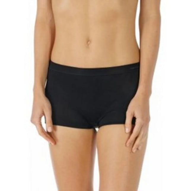 Model draagt de zwarte Mey dames boxer panty slip 59218 met gladde afwerking en brede tailleband. - Jambelles