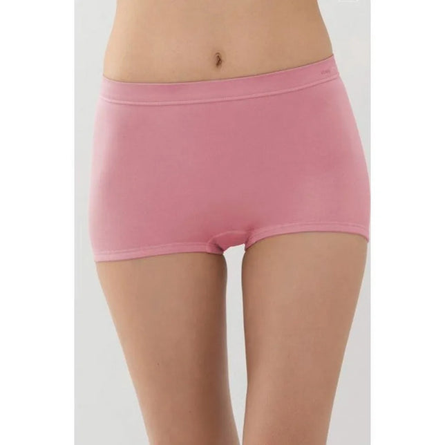 Roze Mey dames boxer panty slip 59218 met lage taille, gladde stof en korte pijpjes, gedragen door een model. - Jambelles