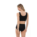 Model draagt de zwarte Mey dames bralette bustier 74821 met brede bandjes, ronde hals en gladde afwerking. - Jambelles
