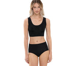 Model draagt de zwarte Mey dames bralette bustier 74821 met brede bandjes, ronde hals en gladde afwerking. - Jambelles