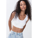 Model draagt de zwarte Mey dames bralette bustier 74821 met brede bandjes, ronde hals en gladde afwerking. - Jambelles