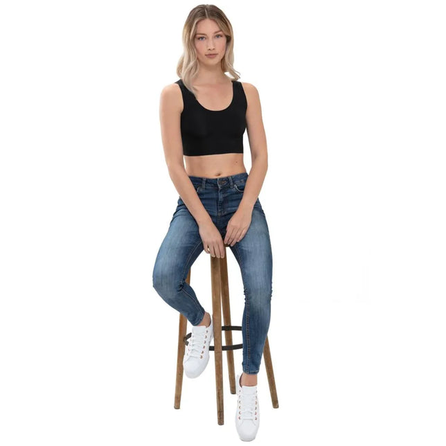 Model draagt de zwarte Mey dames bralette bustier 74821 met brede bandjes, ronde hals en brede onderband. - Jambelles