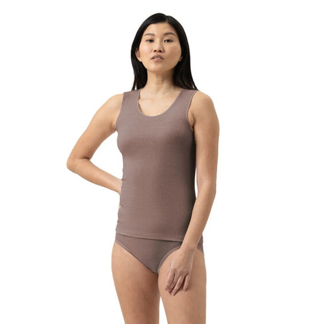 Model draagt een taupekleurig Mey dameshemd van wol en zijde, mouwloos en aansluitend met ronde hals. - Jambelles