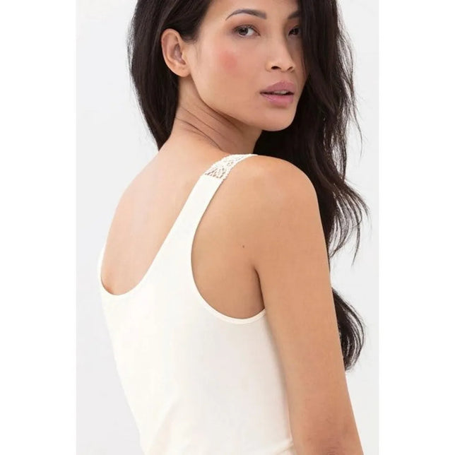 Mey dameshemd top 55372 in crème, achteraanzicht met brede bandjes en kanten detail op de schouder. - Jambelles