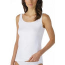 Witte Mey Basics 75101 dameshemdtop met brede bandjes en ronde rughals, achteraanzicht op model - Jambelles