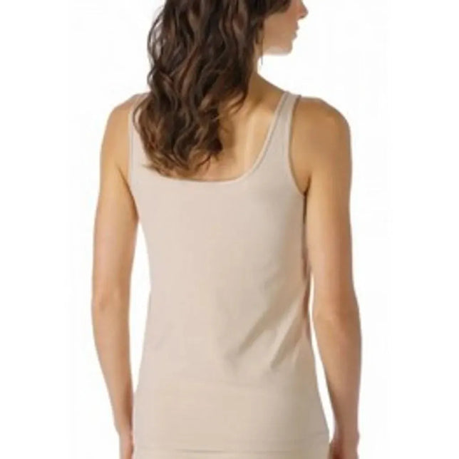 Mey Basics 75101 dameshemd in beige, achteraanzicht met brede bandjes en een vierkante rughals. - Jambelles