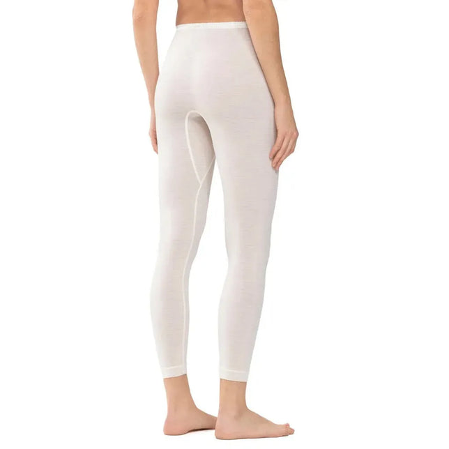 Model van achteren in witte Mey dameslegging Mey Basics 68602 met hoge taille en aansluitende lange pijpen. - Jambelles
