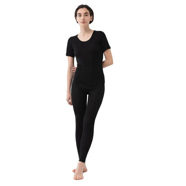 Model draagt de zwarte Mey dameslegging Basics 68602, aansluitend model met lange pijpen tot de enkels. - Jambelles