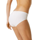 Mey dames bikini-slip Mey Basics 89337 in wit, achteraanzicht op model, met gladde stof en fijne elastische boorden. - Jambelles