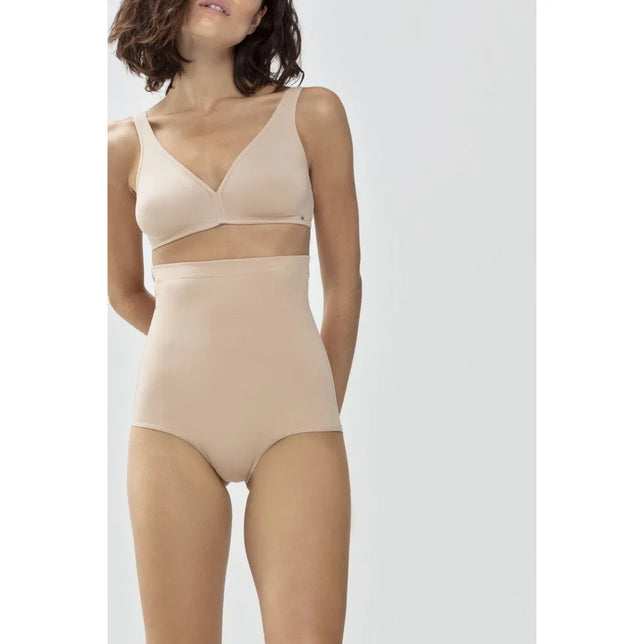 Model draagt de beige Mey dames high-waist slip 49348 met hoge taille en gladde afwerking. - Jambelles