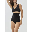Model draagt de beige Mey dames high-waist slip 49348 met hoge taille en gladde afwerking. - Jambelles