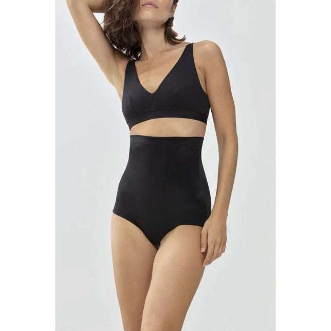 Model draagt de zwarte Mey Dames Slip High-Waist Pants 49348 met hoge taille en gladde afwerking. - Jambelles
